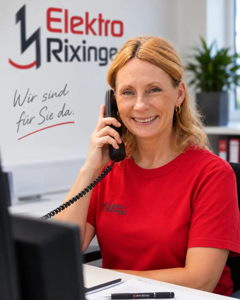 Ingrid Rixinger am Telefon